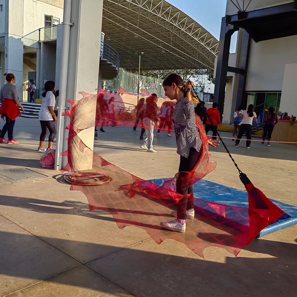 Actividad Cultural Comunitaria: Jugando con las olas del mar